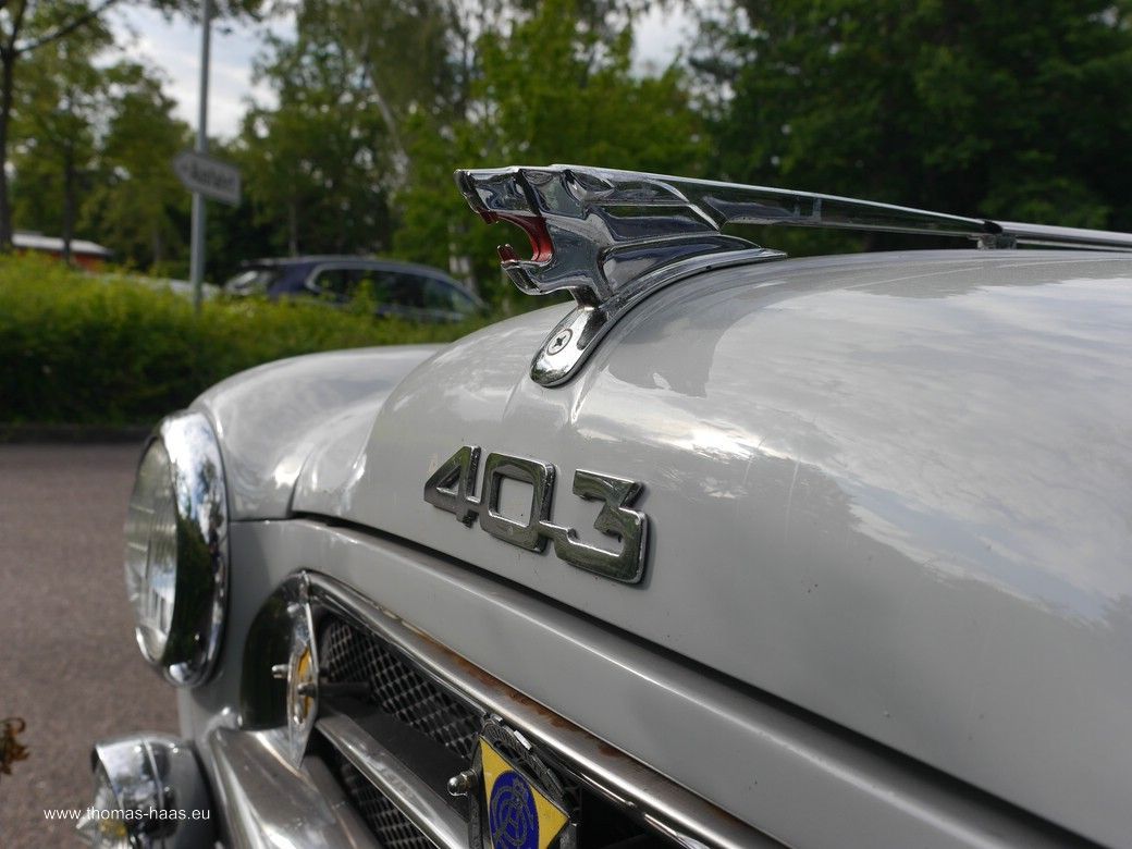 Details an der Motorhaube... -Peugeot 403 (Oldtimer) Details an der Motorhaube... -Peugeot 403 (Oldtimer)