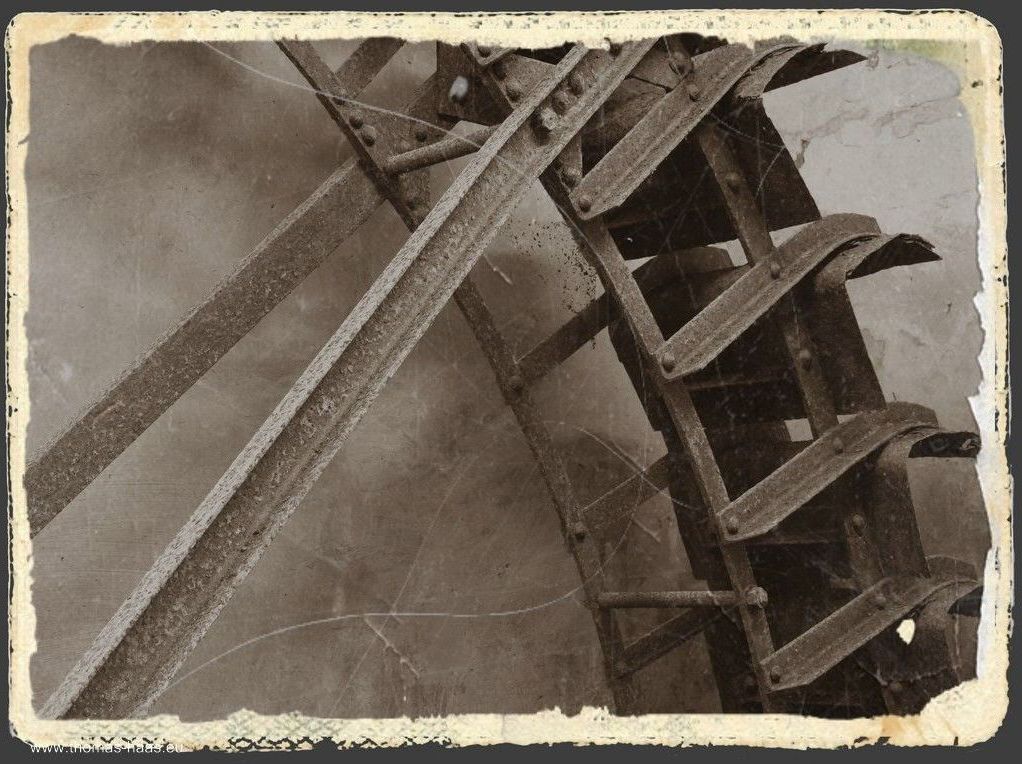 Das Wasserrad im Roggenburger Radhaus. Bearbeitung als historische Aufnahme, Mai 2025 Das Wasserrad im Roggenburger Radhaus. Bearbeitung als historische Aufnahme, Mai 2025