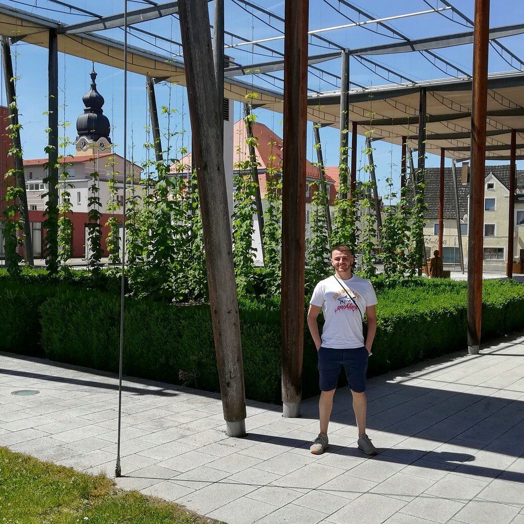 Der Autor des Artikels vor dem Hopfenmuseum in Wolnzach, Juni 2021 Der Autor des Artikels vor dem Hopfenmuseum in Wolnzach, Juni 2021