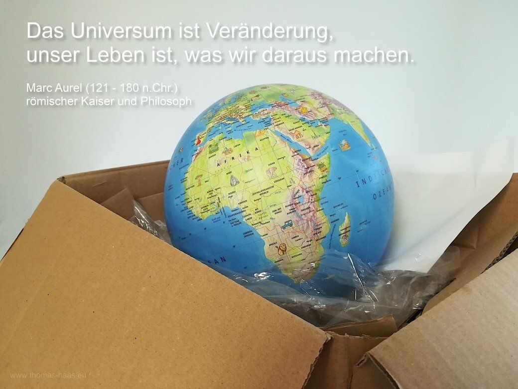 Globus mit Verpackungsmaterial und Zitat von Marc Aurel