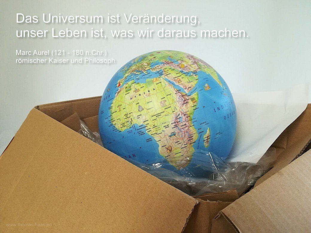 Globus mit Verpackungsmaterial und Zitat von Marc Aurel Globus mit Verpackungsmaterial und Zitat von Marc Aurel