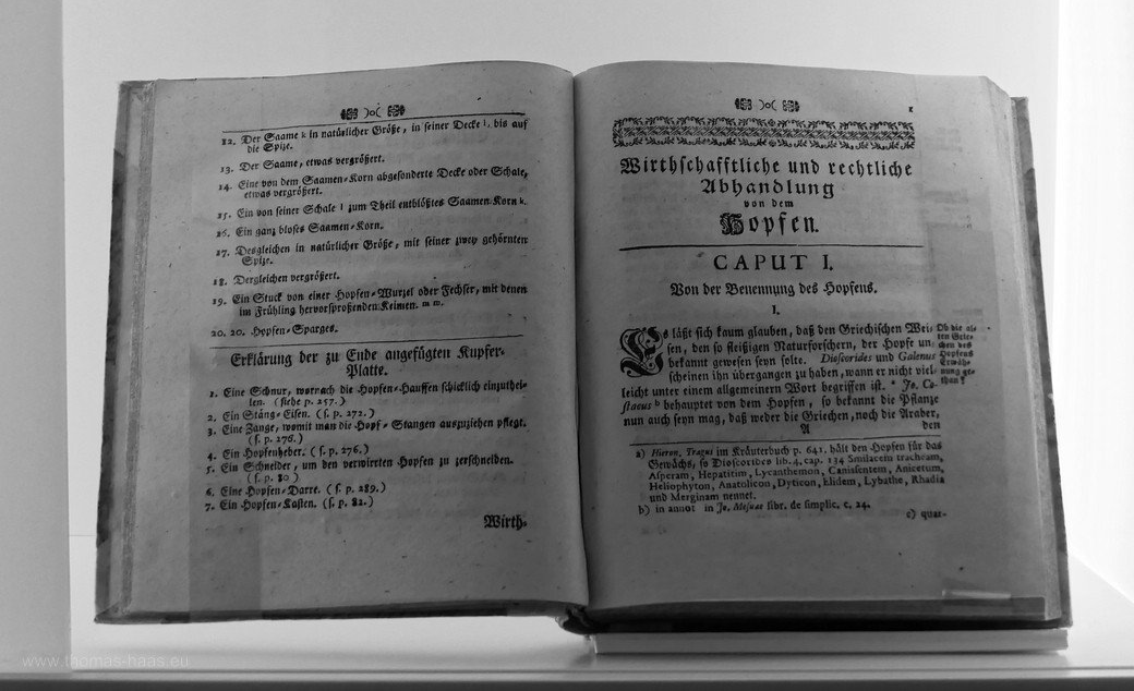 Auch die alten Lehrbücher werden gezeigt, Hopfenmuseum, 2021 Auch die alten Lehrbücher werden gezeigt, Hopfenmuseum, 2021