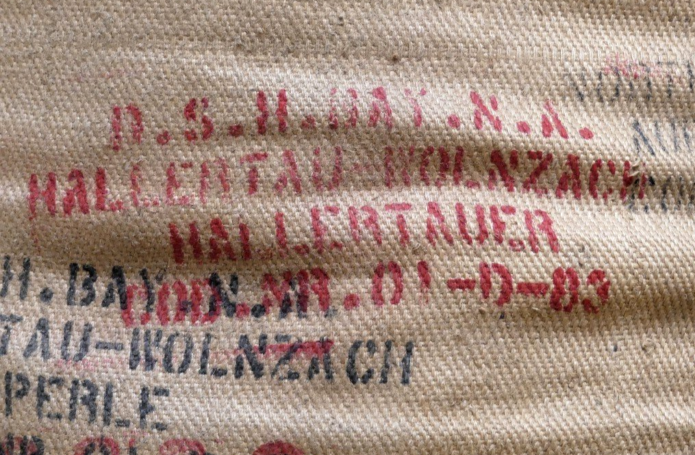 Hopfensack mit Beschriftung, Hopfenmuseum Wolnzach, Juni 2021 Hopfensack mit Beschriftung, Hopfenmuseum Wolnzach, Juni 2021