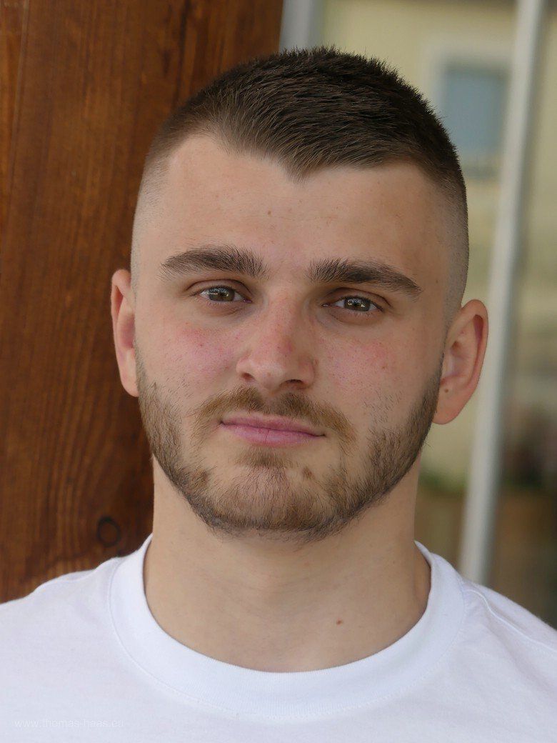 Portrait vor dem Deutschen Hopfenmuseum, Juni 2021 Portrait vor dem Deutschen Hopfenmuseum, Juni 2021