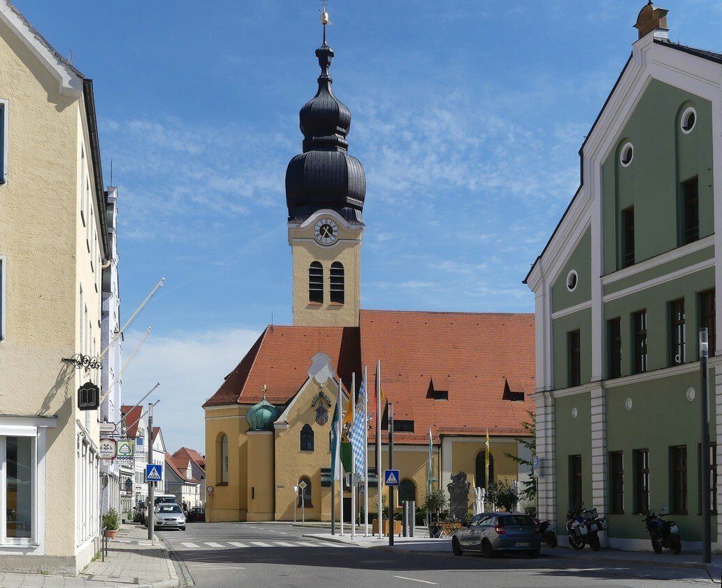 Wolnzach, die katholische Pfarrkirche St. Laurentius... Wolnzach, die katholische Pfarrkirche St. Laurentius...