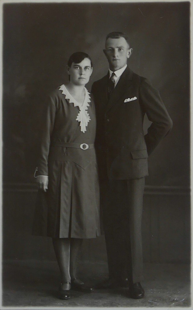 Ein Paar in festlicher Kleidung - Robert Borowansky, Neu-Ulm, ca. 1930