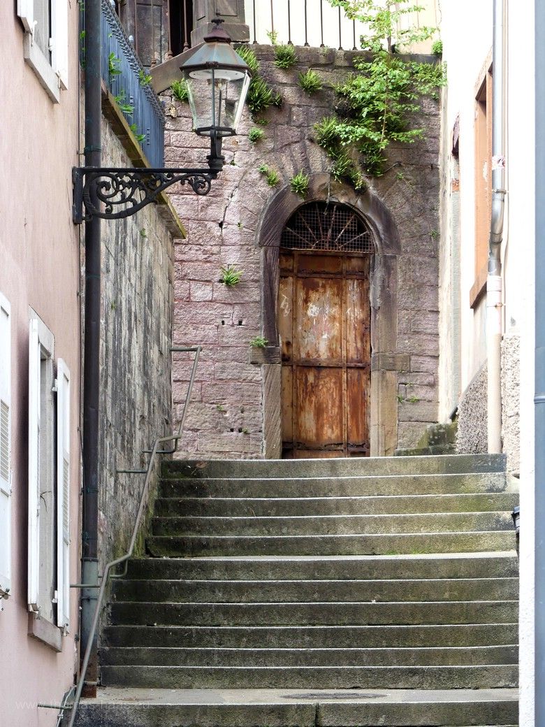 Altstadtgasse Baden-Baden nach aufwändiger Retusche, 2023 Altstadtgasse Baden-Baden nach aufwändiger Retusche, 2023