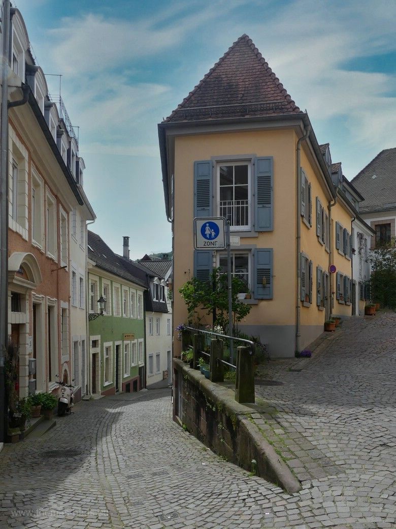 Altstadtgasse Baden-Baden nach aufwändiger Retusche, 2023 Altstadtgasse nach der Retusche, 2023