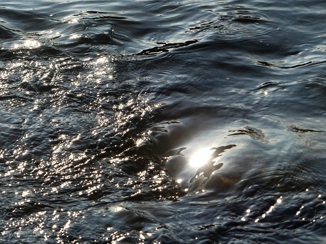 Schon vor 7:00 Uhr spiegelt sich die Sonne in der Iller, Juni 2023 Schon vor 7:00 Uhr spiegelt sich die Sonne in der Iller, Juni 2023