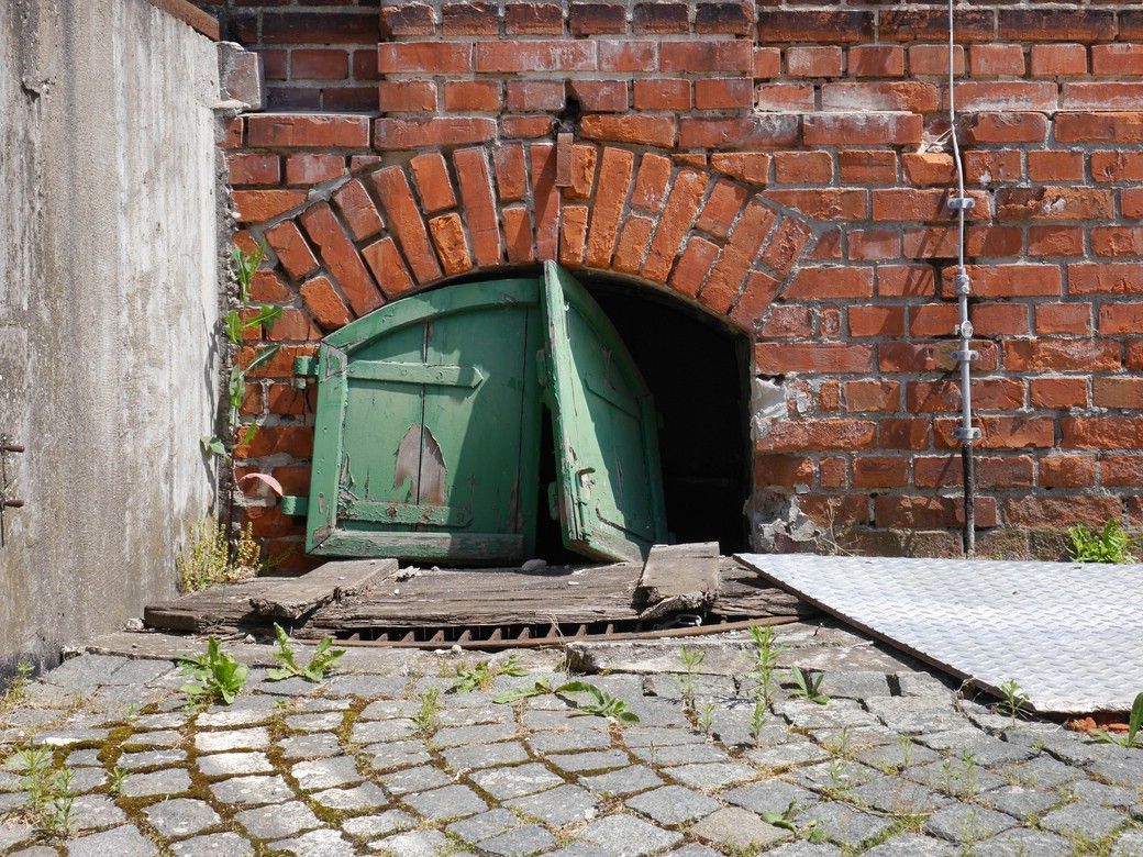 Hintereingang... - zerschlagener Fensterladen, © by Lucas Musch, 2023 Hintereingang... - zerschlagener Fensterladen, © by Lucas Musch, 2023