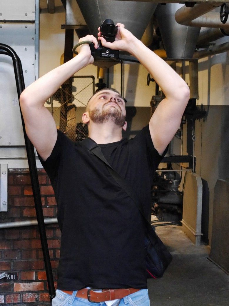 Lucas mit dem Fotoapparat über Kopf, 2023 Lucas bei der Arbeit...