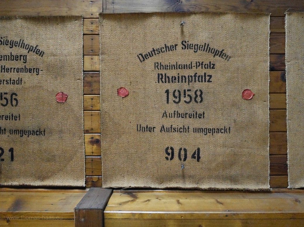 Hopfensäcke an der Decke der Hopfenkammer... Hopfensäcke an der Decke der Hopfenkammer...