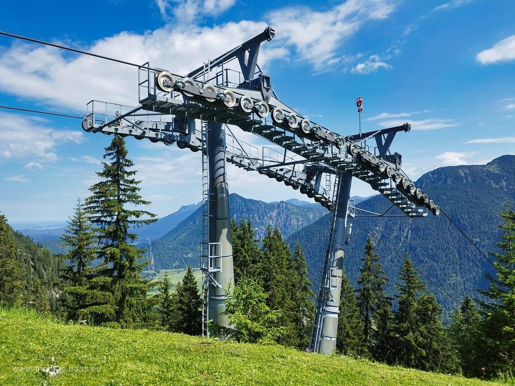 Pfeiler der Alkopfbahn, Bichlbach, Zugspitz-Arena, Juni 2024