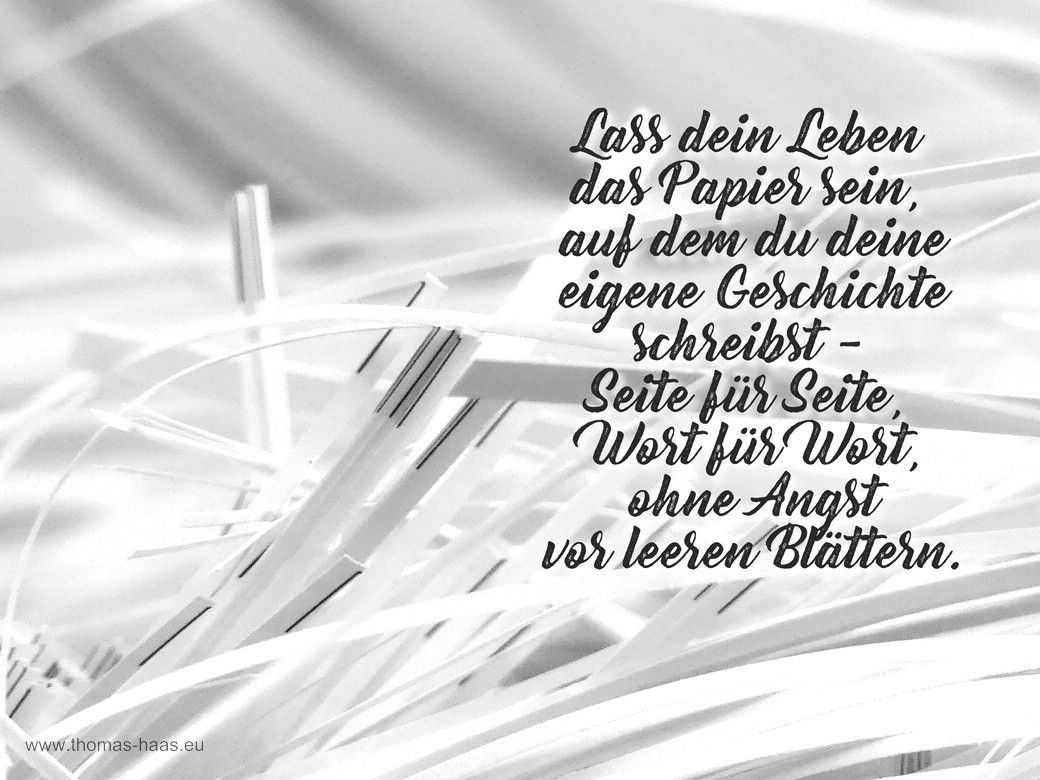 Das Motivationsmotiv für den August 2024 - Papierabfälle eines Druckereibetriebes mit einem Zitat © by Thomas Haas, Bellenberg