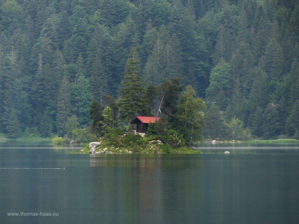 Eibsee, die Maximiliansinsel mit der Holzblockhütte, 2024 Eibsee, die Maximiliansinsel mit der Holzblockhütte, 2024