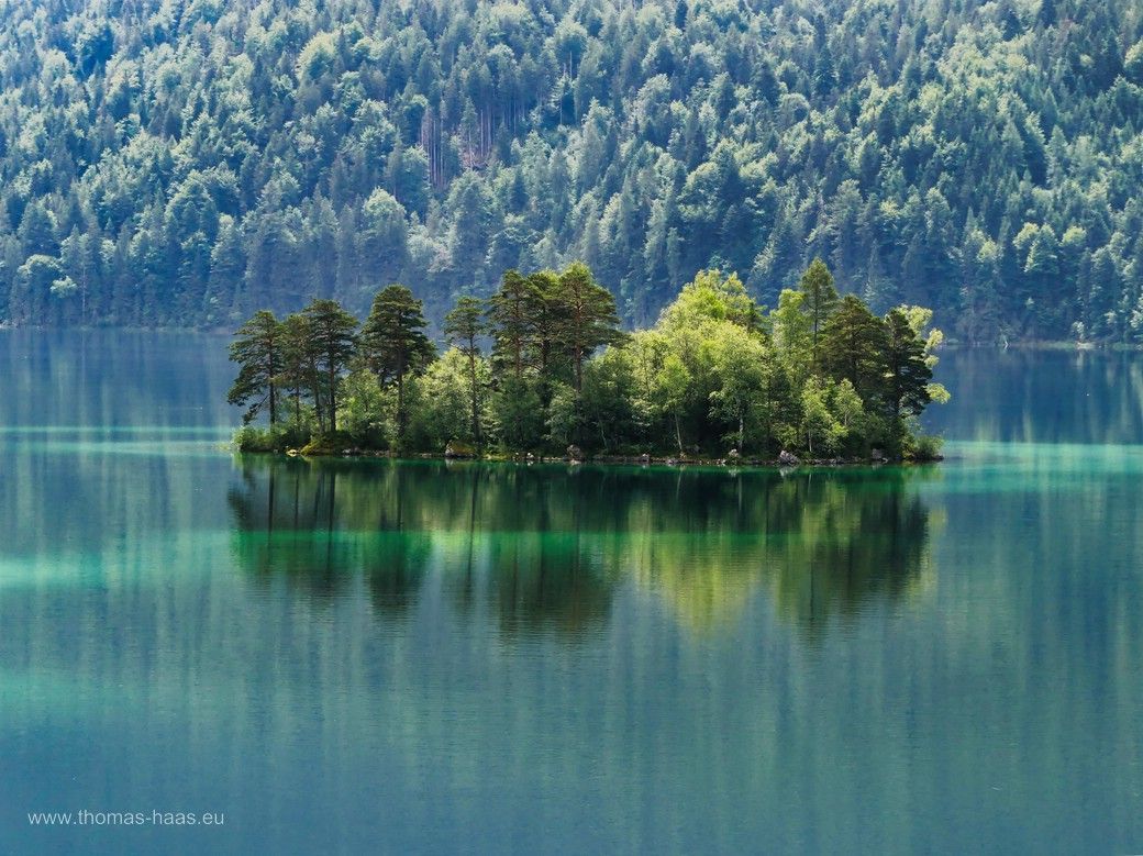 Eibsee, das Inselchen ist trägt wohl den Namen „Almbichl“... Juni 2024