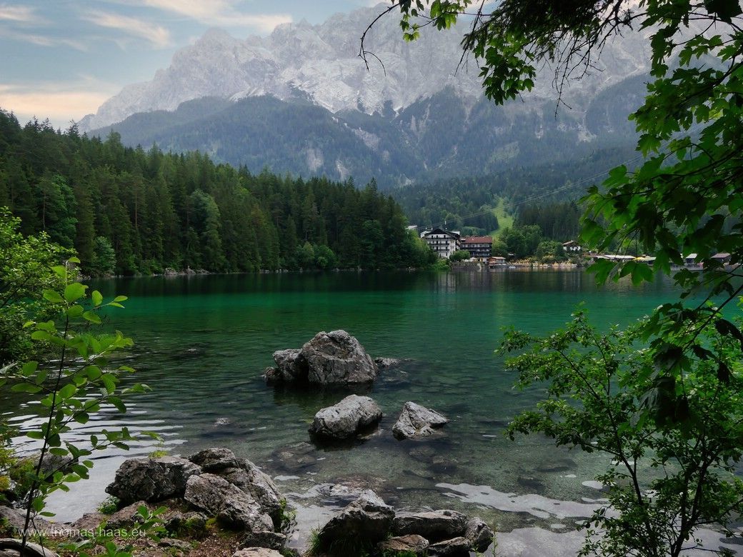 Eibsee-Hotel und Zugspitzmassiv...