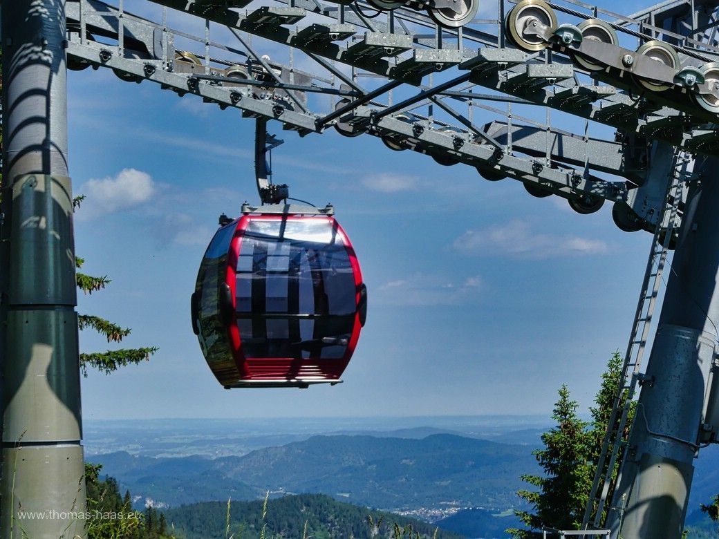 Bergstation in Bichlbach: Eine Gondel der Almkopfbahn, Juni 2024