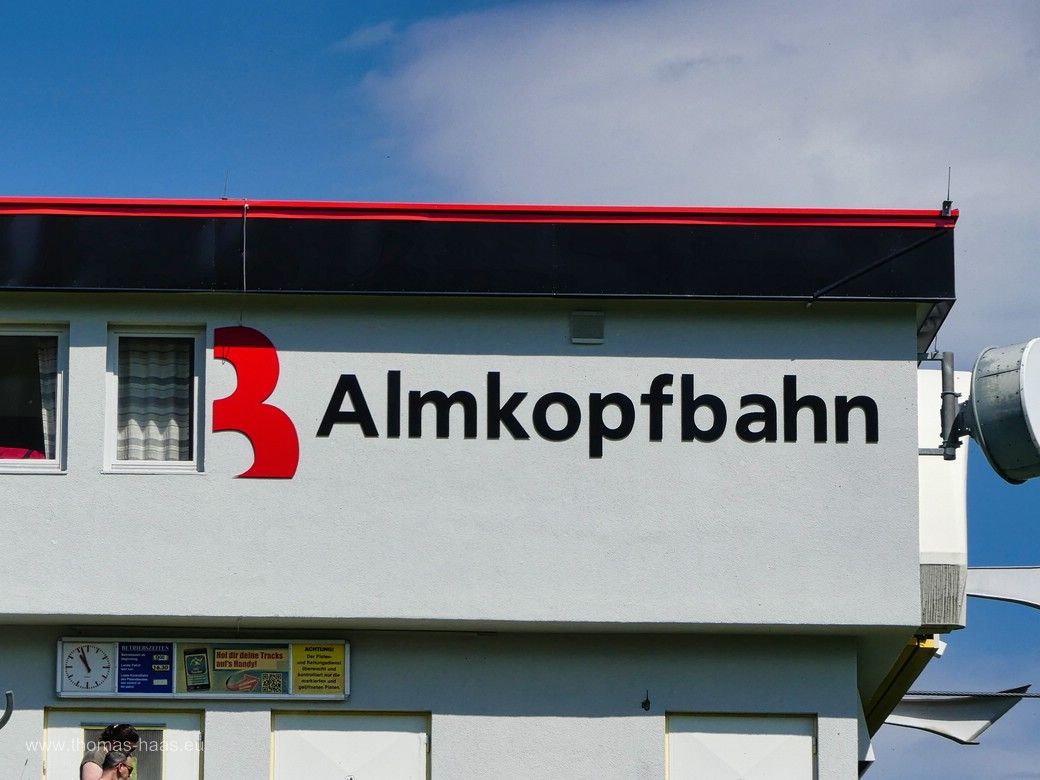 Logo und Wortmarke der Almkopfbahn, 2024