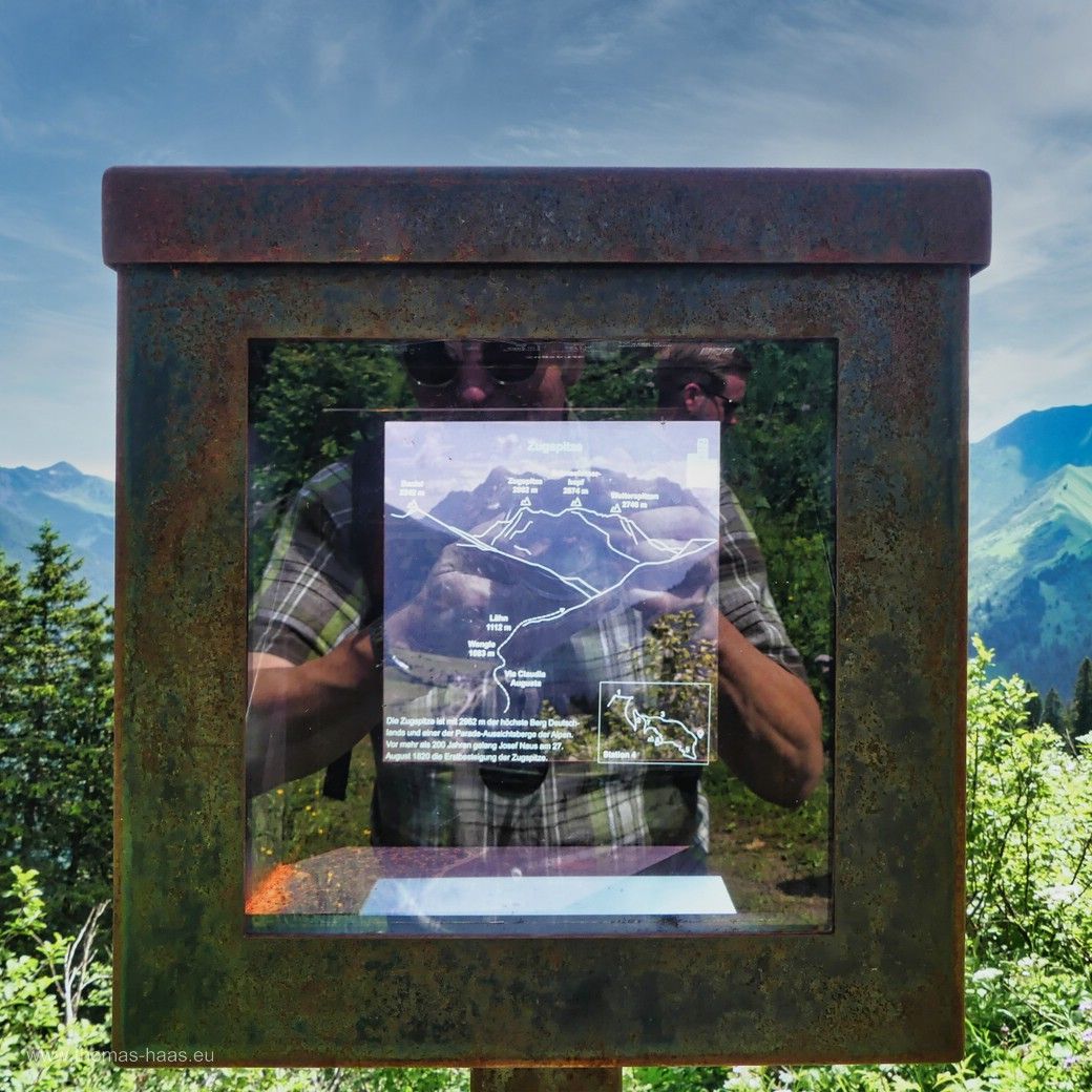 Selfie im Infokasten mit überlagerter Landschaft, Juni 2024 Selfie im Infokasten mit überlagerter Landschaft, Juni 2024