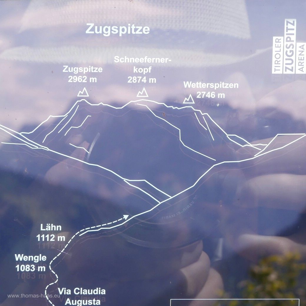 Infokasten mit überlagerter Landschaft, Blick zur Zugspitze, Juni 2024