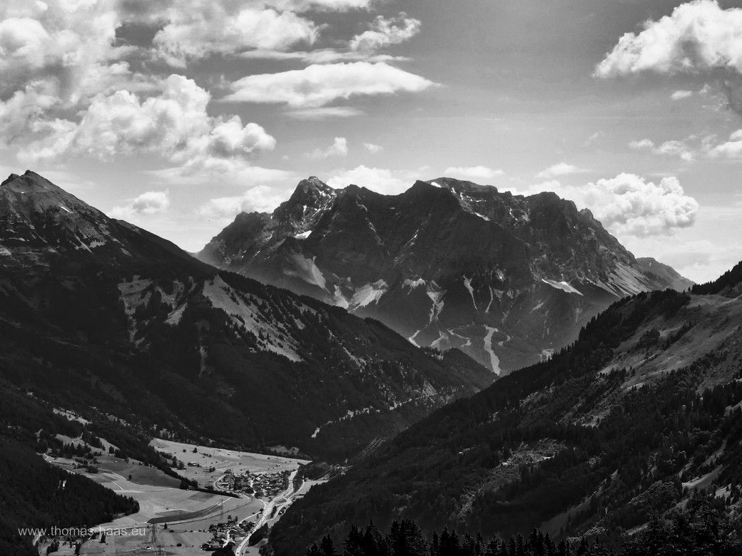 Das Zugspitz-Massiv vom Alpkopf-Rundweg aus gesehen. Bearbeitung in s/w. Aufnahme vom 28.06.2024 Das Zugspitzmassiv in s/w, aufgenommen am 28.06.2024 vom Alpkopf-Rundweg aus gesehen.
