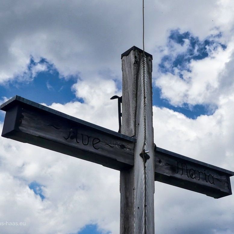 Gipfelkreuz und Bewölkung... Gipfelkreuz und Bewölkung...