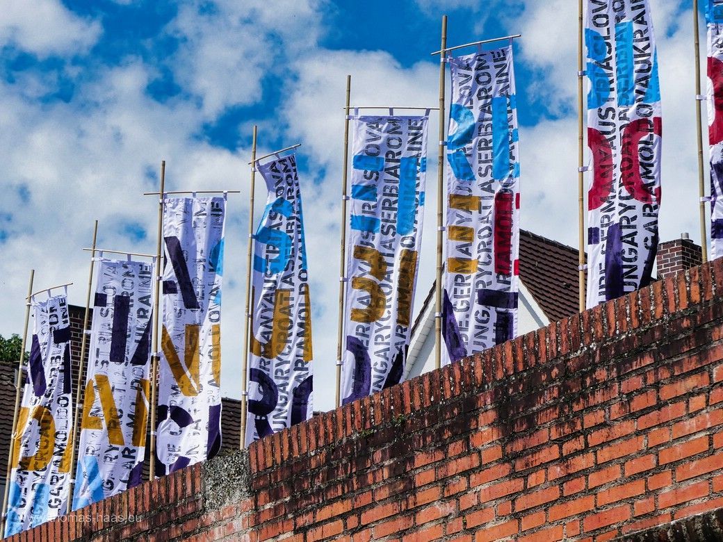 Festfahnen auf der historischen Ulmer Stadtmauer, Donaufest 2024 Die Festfahnen zum Donaufest 2024 auf der Ulmer Stadtmauer.