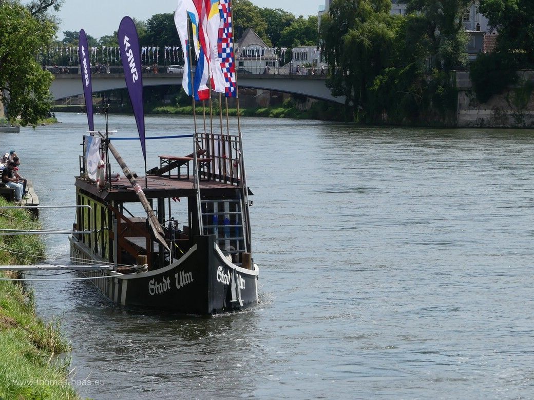 Die „Ulmer Schachtel“ mit den Namen „Stadt Ulm“ am Anleger Donauwiese, 2024