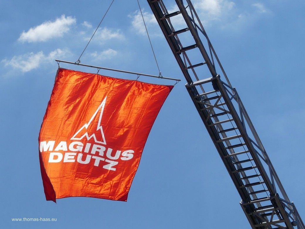 Die Fahne hängt an der Drehleiter, es ist geöffnet. Öffnungszeiten unter https://magirus-iveco-museum.de/museum-neu-ulm Die Fahne hängt an der Drehleiter, es ist geöffnet. Öffnungszeiten unter https://magirus-iveco-museum.de/museum-neu-ulm