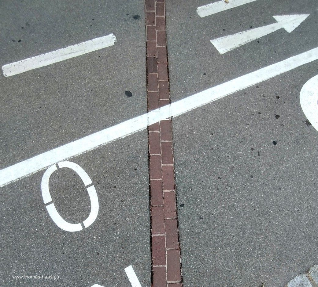 Der Meridian als Markierung über den Radweg an der Donau in Ulm Hier kommt ein Bild aus Ulm, wird am 15.07. aufgenommen!