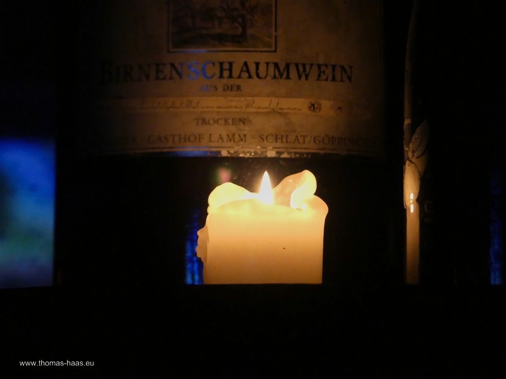 Tief im Keller gibt es nur Kerzenlicht... Tief im Keller gibt es nur Kerzenlicht...