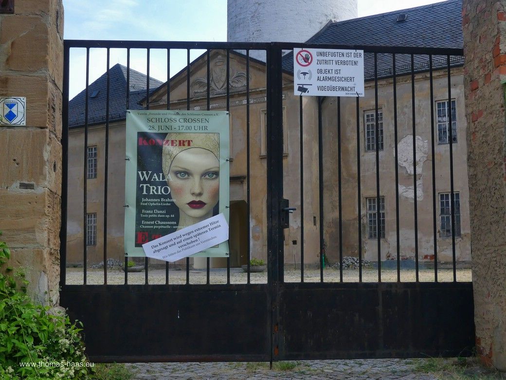 Zufahrt zum Schloss Crossen - das Tor ging auf... Zufahrt zum Schloss Crossen - das Tor ging auf...