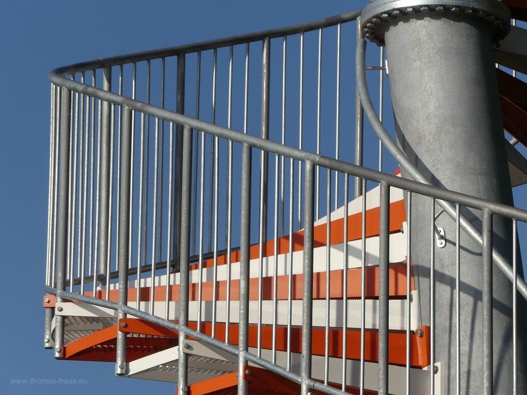 Detail am Berblingerturm, Ulm, 2020 Orange und weiß, die Farben von Berblingers Fluggerät...