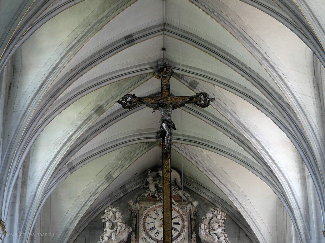 Gewolbe und Altarkreuz, Klosterkirche Salem, 2020 Altarkreuz in der ehemaligen Klosterkirche, Salem, 2020