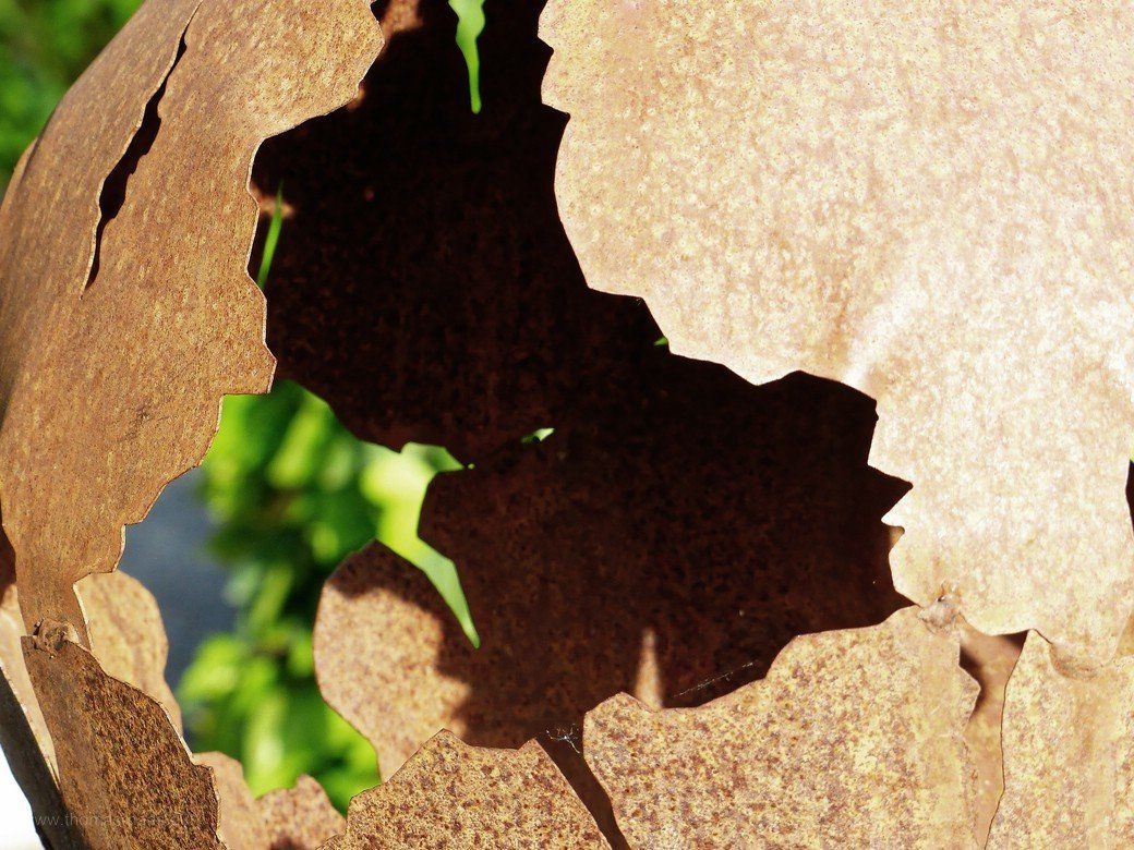 Kunstwerk in der Mitte des Efeulabyrinth, Roggenburg, 2020 Die Mitte- Kunstwerk am Mittelpunkt des Labyrinths, 2020