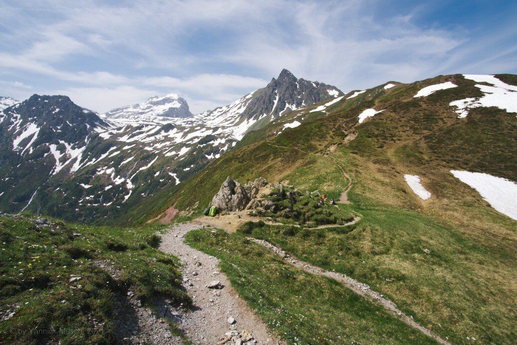 Wanderweg und traumhafte Kulisse... - Bergwelten, Yannick Musch, 2021 Wanderweg und traumhafte Kulisse... - Bergwelten, Yannick Musch, 2021