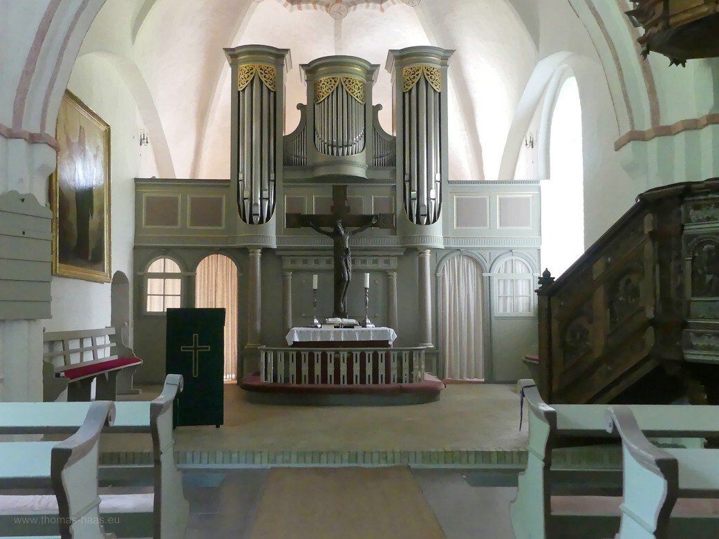 Sieseby, die Dorfkirche, Innenraum, Altarseite, Jull 2021