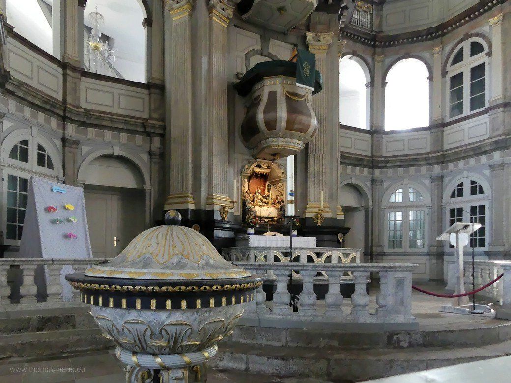 St. Nicolai in Kappeln mit der Taufe im Vordergrund... St. Nicolai in Kappeln... - Bilder aus dem Juli 2021