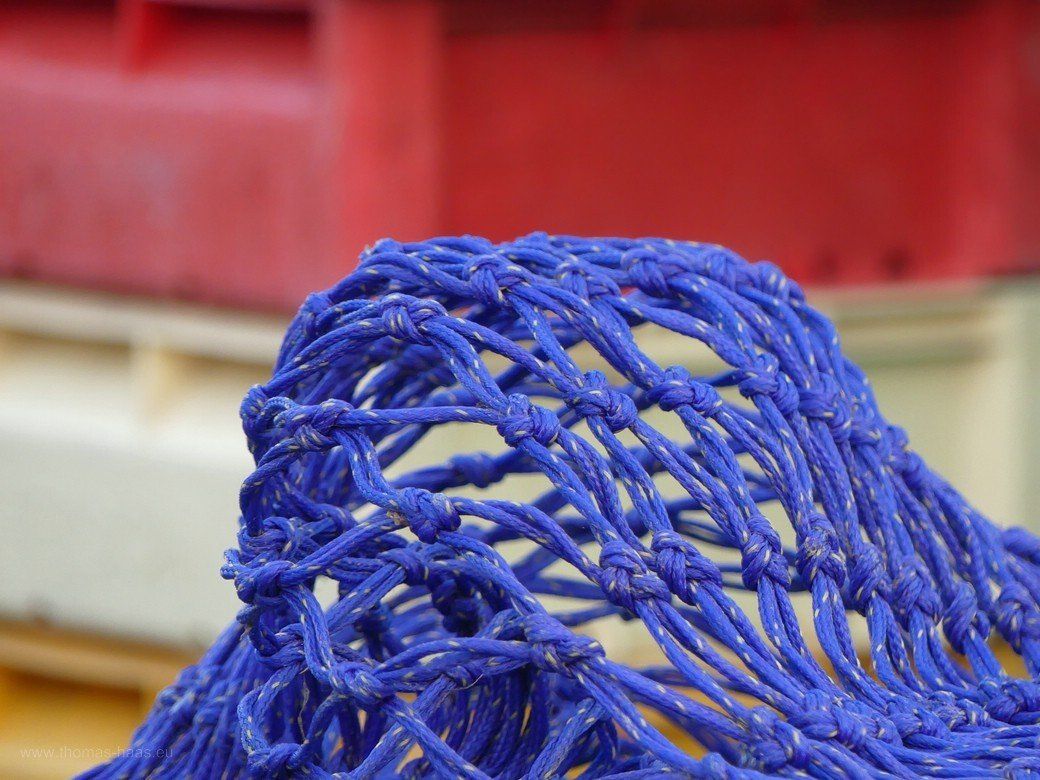 Fangnetz vor den Transportboxen im Hafen... Fangnetz vor den Transportboxen im Hafen...