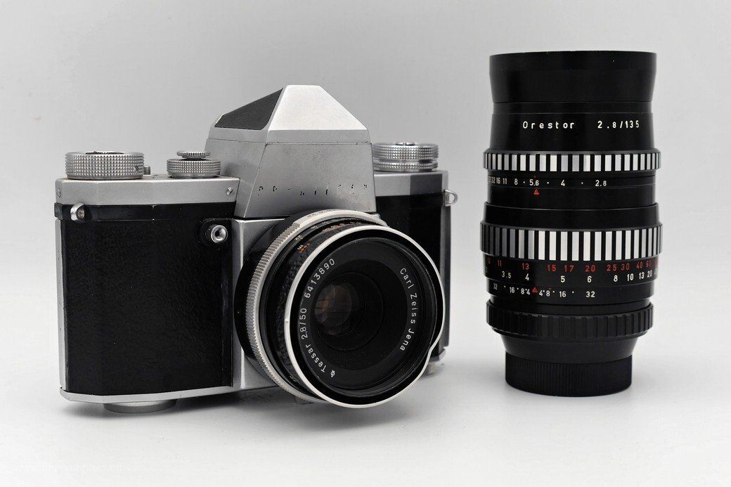 Die Praktica (IV) mit dem 50 mm und dem 135 mm Objektiv - markantes Industriedesign Die Praktica (IV) mit dem 50 mm und dem 135 mm Objektiv - markantes Industriedesign