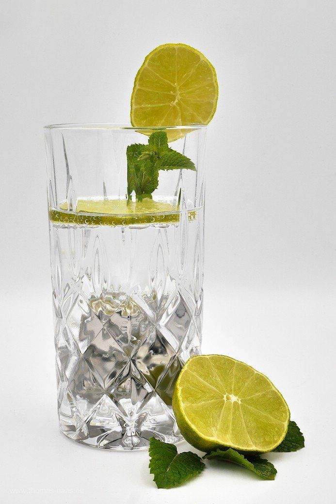 Gin Tonic im Longdrink-Glas, 2021 Gin Tonic im Longdrink-Glas, 2021