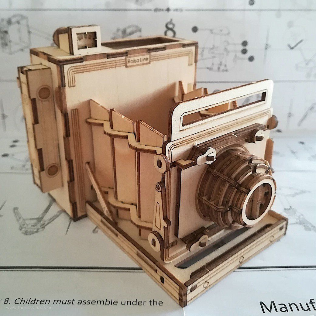 Bausatz Vintage Camera, Laserschnitt aus Holz Der montierte Bausatz ohne Stativ