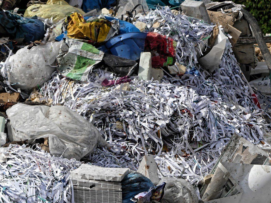 Gewerbemüll auf der Deponie vor der Verarbeitung, 2022 Müllberg, Gewerbemüll, 2022