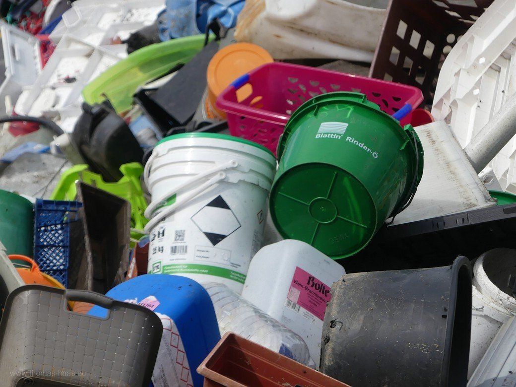 Behälter und größere Kunststoffteile vor der Verwertung Behälter und große Kunststoffteile