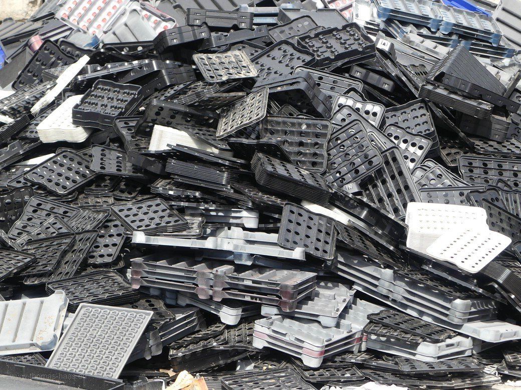 Kunststoff-Kleinpaletten, vermutlich aus Gartnereien, 2022 Kleinpaletten, vermutlich aus Gartnereibetrieben, 2022