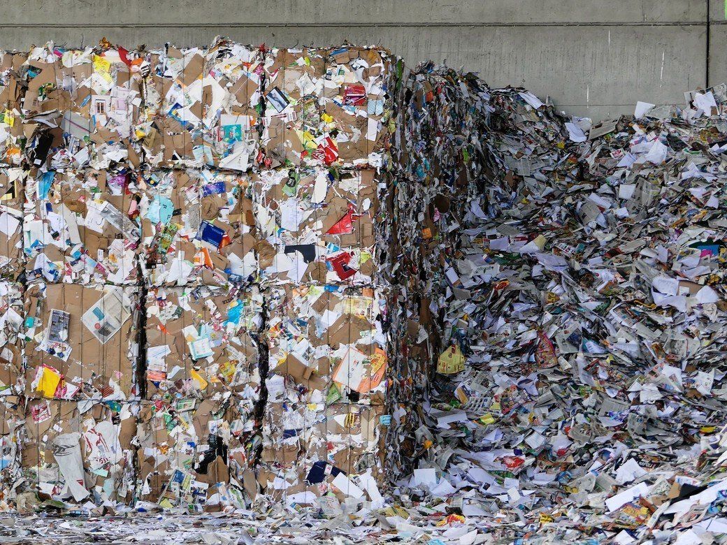 Altpapier und Kartonagen warten auf die Wiederverwertung, 2022 Altpapier und Kartonagen warten auf die Wiederverwertung, 2022