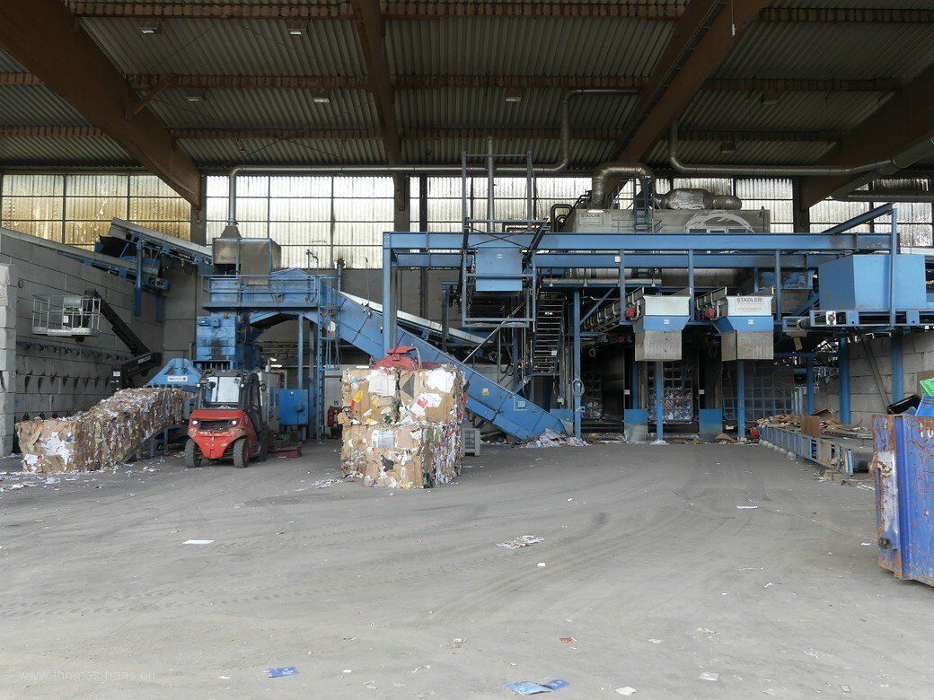 Ein Teil der Ballenpresse für Kartonage und Papier, Ellert, Goa, 2022 Ein Teil der Ballenpresse für Kartonage und Papier, Ellert, Goa, 2022