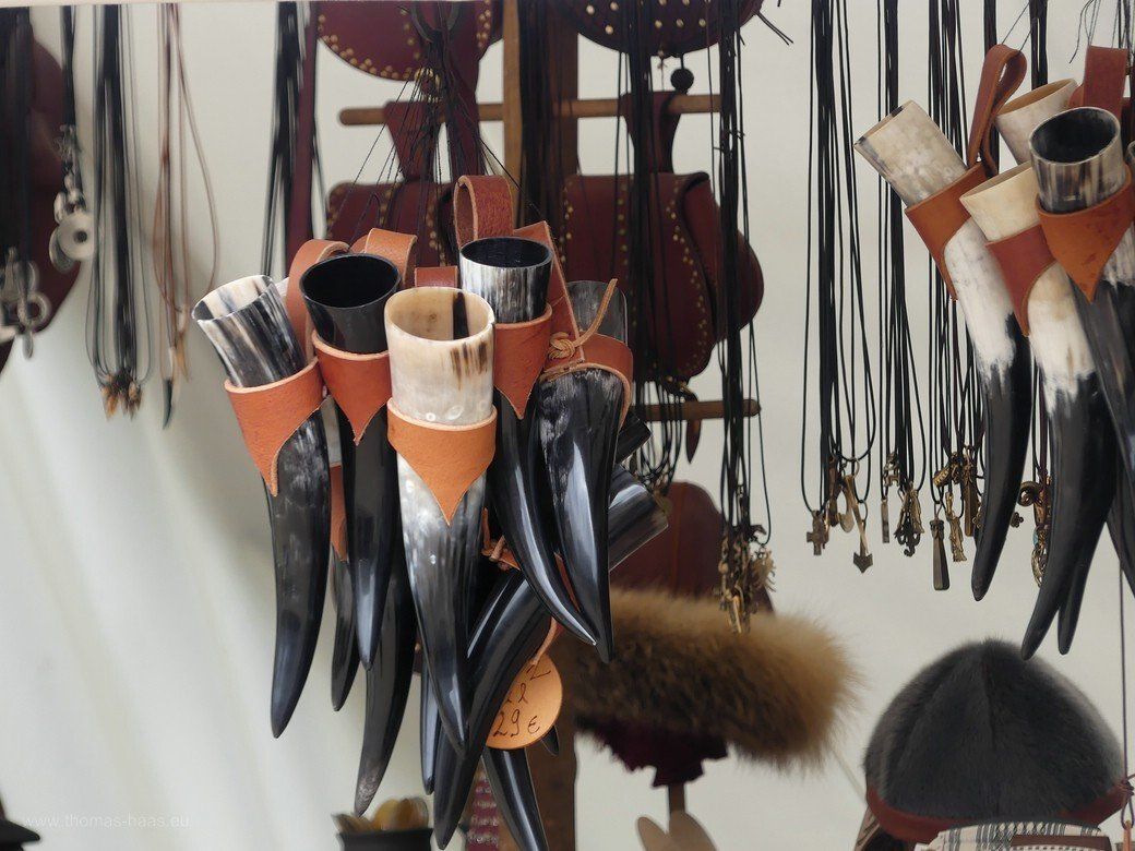 Verkaufsstand mit Wikinger-Bedarf - Haithabu, 2022 Verkaufsstand mit Wikinger-Bedarf...