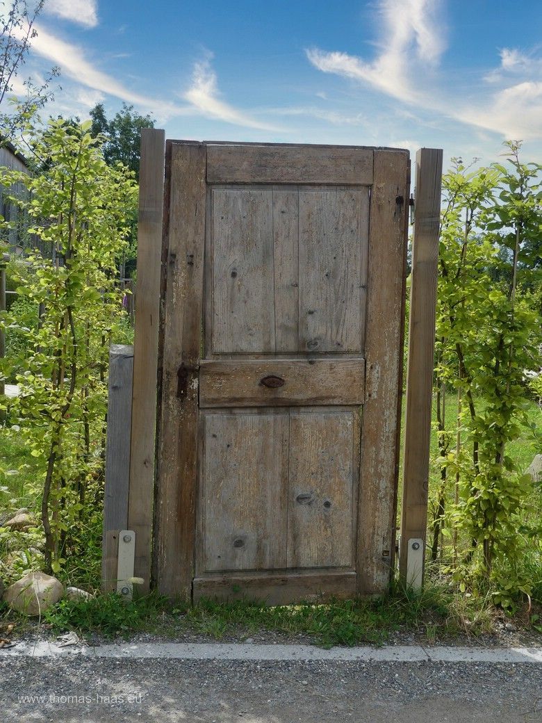 Eine alte Zimmertüre sichert den Vorgarten! LGS Wangen, 2024 Eine Interpretation zum Thema „Gartentüre“... - Juli 2024, LGS Wangen - Eine alte Zimmertüre vor dem Garten!